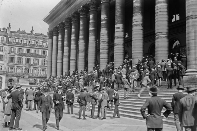 Photo de la foule devant le palais Brongniart